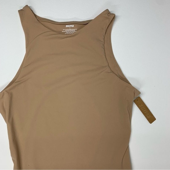 SKIMS NEW WITH TAGS Fits
Everybody Nude High Neck Bodysuit
Size Small - Picture 8 of 9